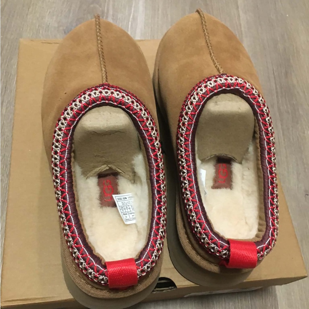 size 9 women’s or 7 men’s Chestnut UGG Tazman  ll platform